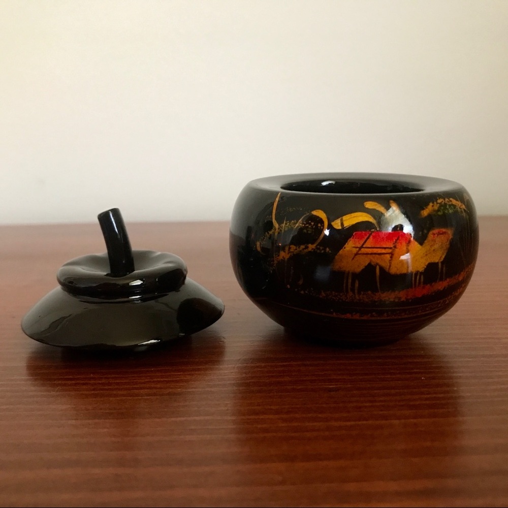 Small Black Lacquer Trinkets Dish with Lid - Picture 6 of 9
